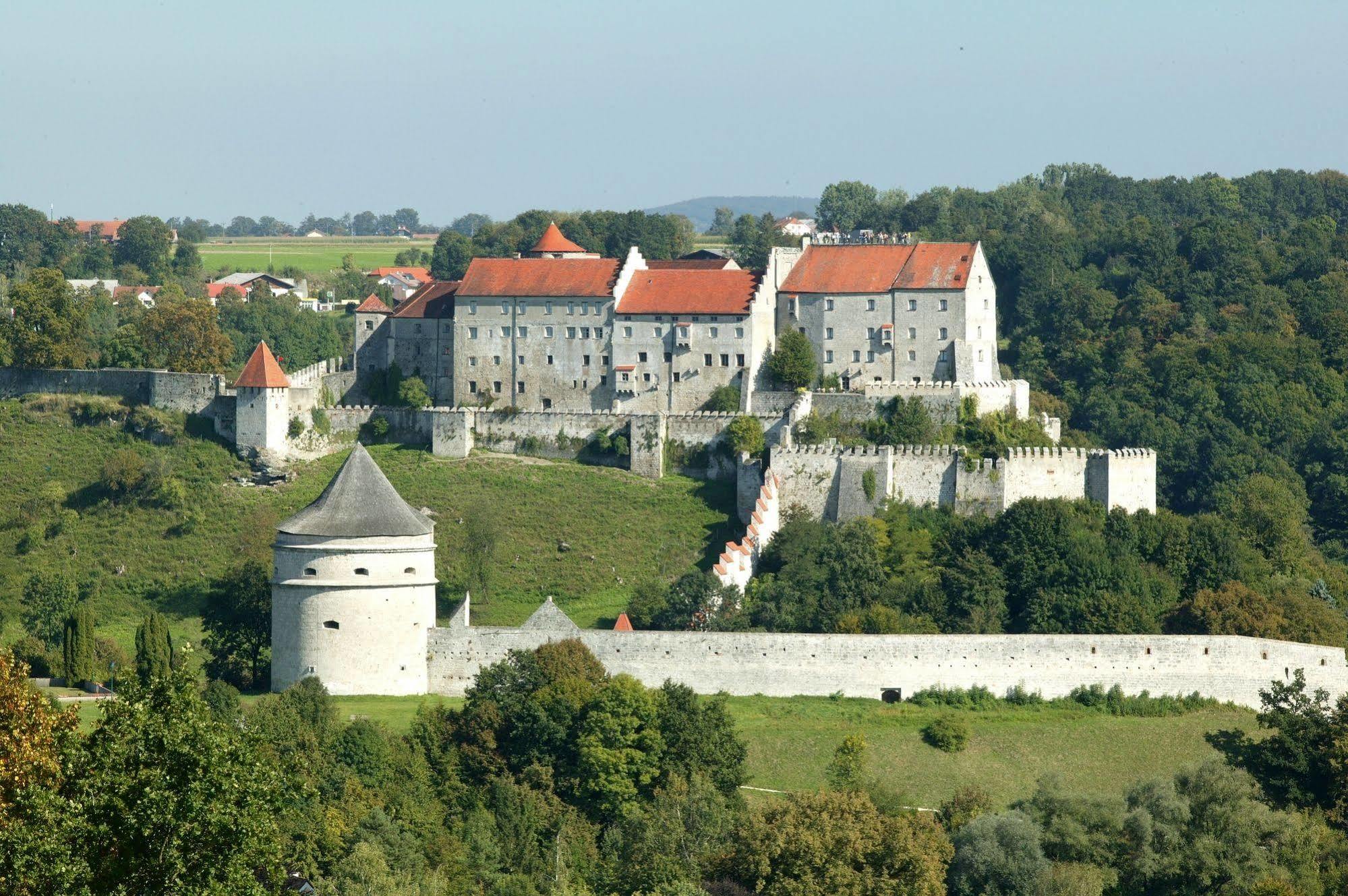 Landhotel Bayerische Alm Burghausen Exterior foto